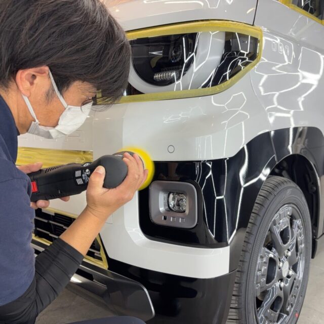 新車 ミツビシ BA6A デリカミニへ、徳島県三好市のカーコーティング専門店SOUPが軽研磨を実施。新車でも発生している微細な洗車キズや塗装のくもりを丁寧に整え、塗装本来の透明感と艶を引き出します。SystemX PROセラミックコーティングの密着性と仕上がり品質を向上させる大切な下地処理工程です。