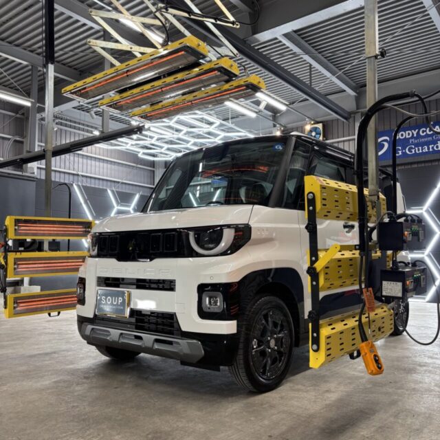 徳島県三好市のカーコーティング専門店SOUPにて、新車 ミツビシ BA6A デリカミニへ遠赤外線ヒーターによる加熱乾燥を実施。SystemX PROセラミックコーティングを安定して硬化させることで、ガラス被膜の強度を高め、艶・耐久性・保護性能を最大限まで引き出します。高品質な仕上がりに欠かせない重要な工程です。