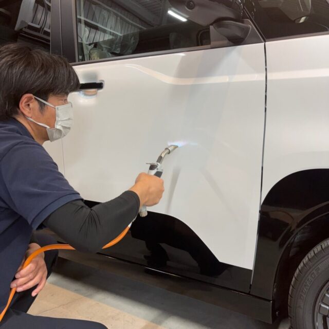 徳島県三好市のカーコーティング専門店SOUPにて、新車 ミツビシ BA6A デリカミニへガスプライマー施工を実施。特殊ガスの力で塗装表面を活性化させることで、SystemX PROセラミックコーティングとの結合力を高めます。被膜の定着性・耐久性・防汚性能をさらに向上させるSOUPこだわりの下地処理です。