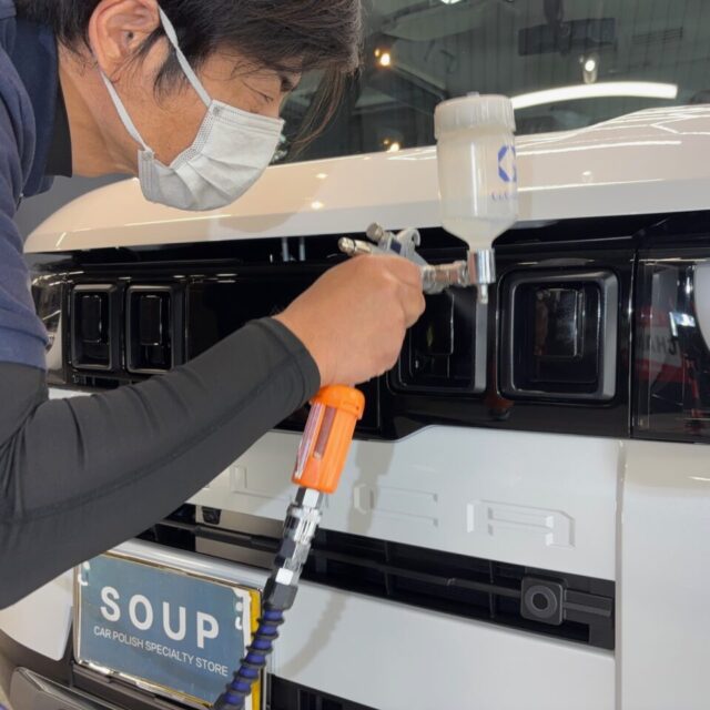 新車 ミツビシ BA6A デリカミニへ、徳島県三好市のカーコーティング専門店SOUPがSystemX PROセラミックコーティングをスプレーガン施工。ドアヒンジやグリル周辺、複雑な形状部分など手塗りでは施工が難しい細部まで均一にコーティングを施工します。細かな箇所まで被膜を形成することで、車両全体をしっかり保護し、美しい仕上がりを実現します。