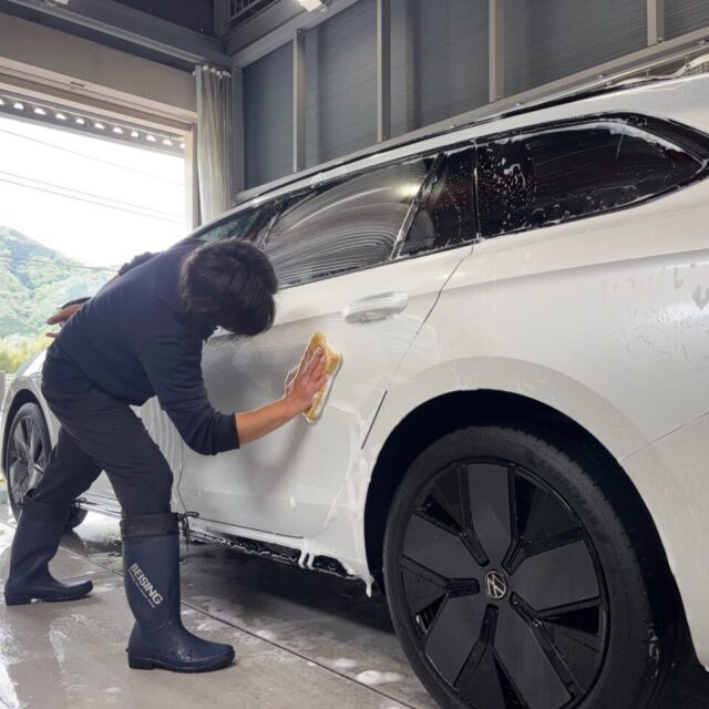 徳島県三好郡よりご来店いただいたフォルクスワーゲン B9 パサート R-Lineへ、徳島県三好市のカーコーティング専門店SOUPが細部洗浄・下地処理を実施しました。ボディやエンブレム周辺、ドアヒンジ、モールの隙間まで徹底洗浄し、汚れや油分を完全に除去。SystemX PROセラミックコーティングの密着性を最大限に引き出すため、最適な塗装状態へ整えます。