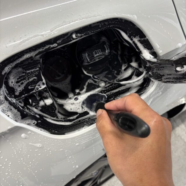 徳島県三好郡よりご来店いただいたフォルクスワーゲン B9 パサート R-Lineへ、徳島県三好市のカーコーティング専門店SOUPが細部洗浄・下地処理を実施しました。ボディやエンブレム周辺、ドアヒンジ、モールの隙間まで徹底洗浄し、汚れや油分を完全に除去。SystemX PROセラミックコーティングの密着性を最大限に引き出すため、最適な塗装状態へ整えます。
