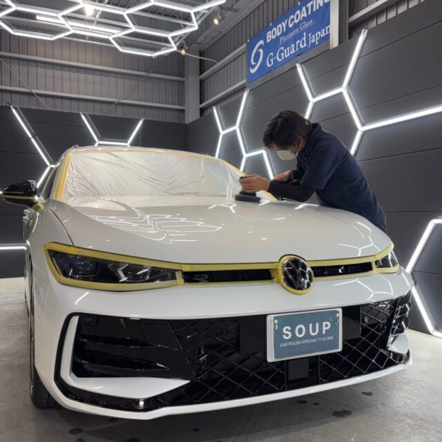 フォルクスワーゲン B9 パサート R-Lineへ、徳島県三好市のカーコーティング専門店SOUPが軽研磨を施工。塗装面に見られる微細な洗車キズやくすみを丁寧に整え、塗装本来の艶・透明感・映り込みを最大限に引き出します。セラミックコーティングの性能を左右する重要な下地処理工程です。