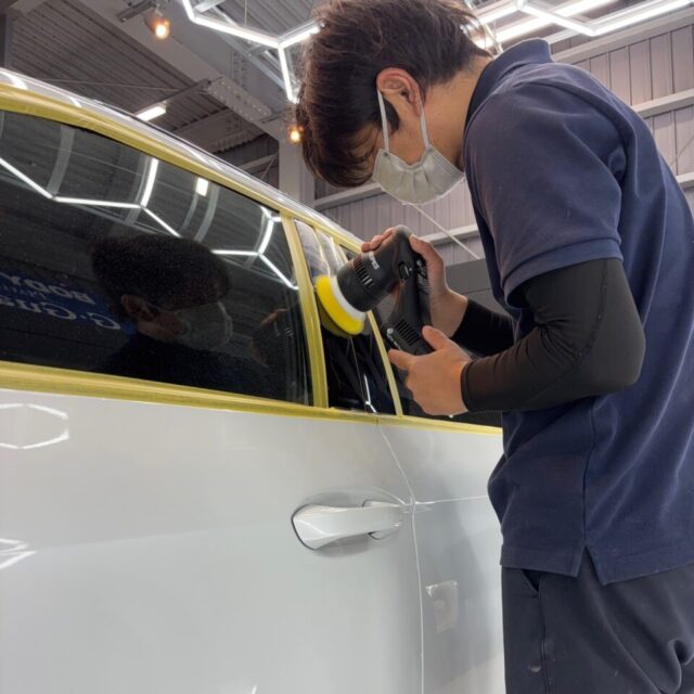 フォルクスワーゲン B9 パサート R-Lineへ、徳島県三好市のカーコーティング専門店SOUPが軽研磨を施工。塗装面に見られる微細な洗車キズやくすみを丁寧に整え、塗装本来の艶・透明感・映り込みを最大限に引き出します。セラミックコーティングの性能を左右する重要な下地処理工程です。
