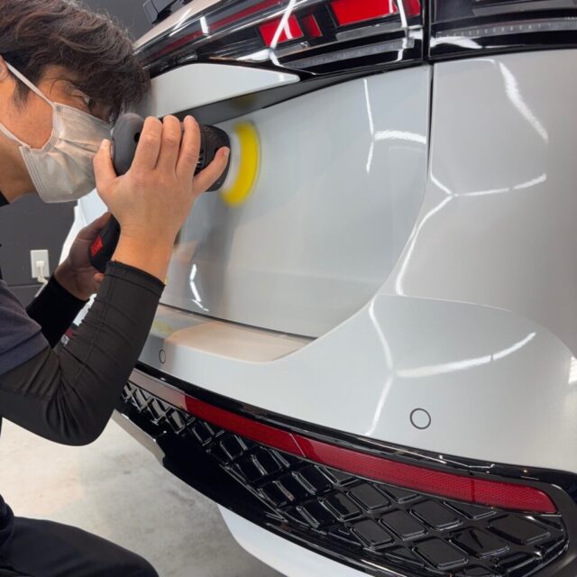 フォルクスワーゲン B9 パサート R-Lineへ、徳島県三好市のカーコーティング専門店SOUPが軽研磨を施工。塗装面に見られる微細な洗車キズやくすみを丁寧に整え、塗装本来の艶・透明感・映り込みを最大限に引き出します。セラミックコーティングの性能を左右する重要な下地処理工程です。