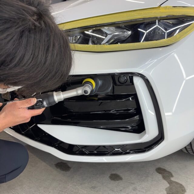 フォルクスワーゲン B9 パサート R-Lineへ、徳島県三好市のカーコーティング専門店SOUPが軽研磨を施工。塗装面に見られる微細な洗車キズやくすみを丁寧に整え、塗装本来の艶・透明感・映り込みを最大限に引き出します。セラミックコーティングの性能を左右する重要な下地処理工程です。