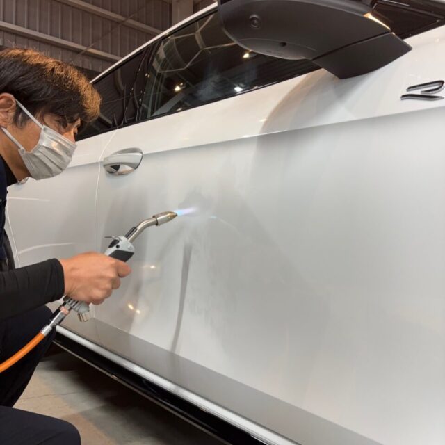 スプレーガン施工後は、熟練スタッフがSystemX PROセラミックコーティングを手塗りで丁寧に施工。細部まで均一な被膜を形成し、膜厚を最適化することで、深みのある艶と美しい光沢、滑らかな手触りを実現。細かな部分まで妥協のない高品質な仕上がりへ導きます。