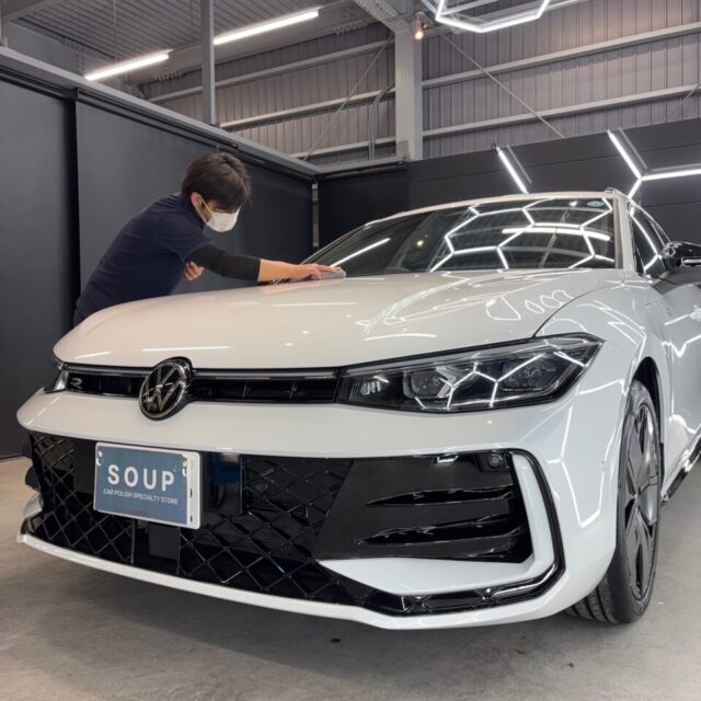 スプレーガン施工後は、熟練スタッフがSystemX PROセラミックコーティングを手塗りで丁寧に施工。細部まで均一な被膜を形成し、膜厚を最適化することで、深みのある艶と美しい光沢、滑らかな手触りを実現。細かな部分まで妥協のない高品質な仕上がりへ導きます。