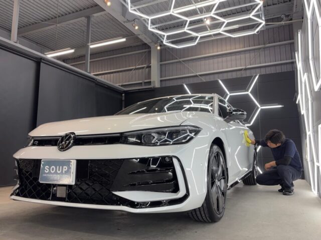 徳島県三好郡よりご来店いただいたフォルクスワーゲン B9 パサート R-Lineへ、SystemX PROセラミックコーティング施工が完了しました。徳島県三好市のカーコーティング専門店SOUPによる、細部洗浄・軽研磨・ガスプライマー・スプレーガン施工・手塗り施工・遠赤外線乾燥まで一切妥協のない施工工程により、圧倒的な艶・高い撥水性能・優れた耐久性を兼ね備えた高品質なセラミックコーティングへ仕上がりました。