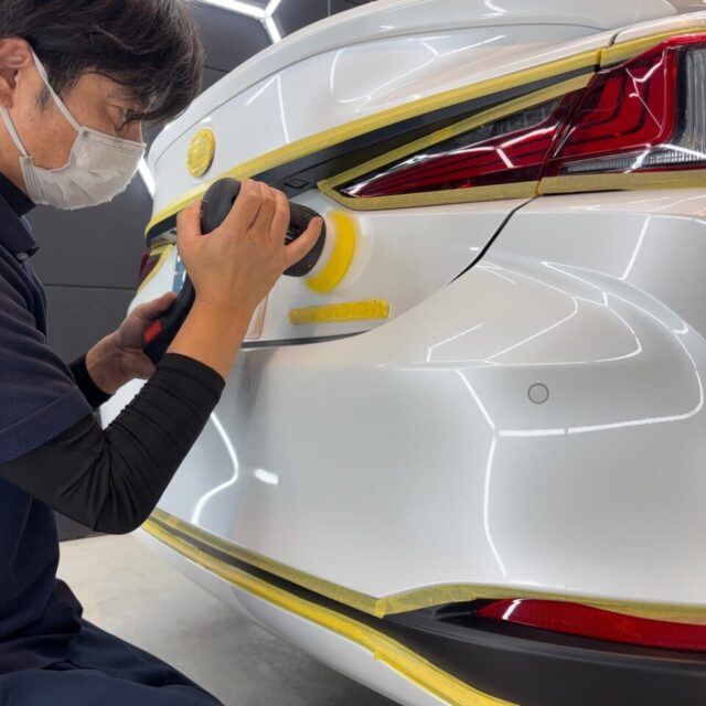 徳島県阿南市よりご来店いただいたレクサス AXZH11 ES300hへ、徳島県三好市のカーコーティング専門店SOUPが専用ポリッシャーによる軽研磨を施工しました。塗装面の微細な洗車キズやくすみを丁寧に整え、レクサス特有の深い艶と透明感、美しい映り込みを最大限に引き出します。SystemX MAXセラミックコーティングの性能を最大限に発揮させる重要な下地処理工程です。