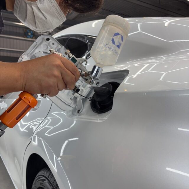 徳島県阿南市よりご来店いただいたレクサス AXZH11 ES300hへ、徳島県三好市のカーコーティング専門店SOUPがSystemX MAXセラミックコーティングをスプレーガン施工しました。複雑なボディ形状や細部まで均一でムラのない高密度セラミック被膜を形成し、優れた撥水性能・防汚性能・耐薬品性能・耐スクラッチ性能・長期耐久性を実現します。