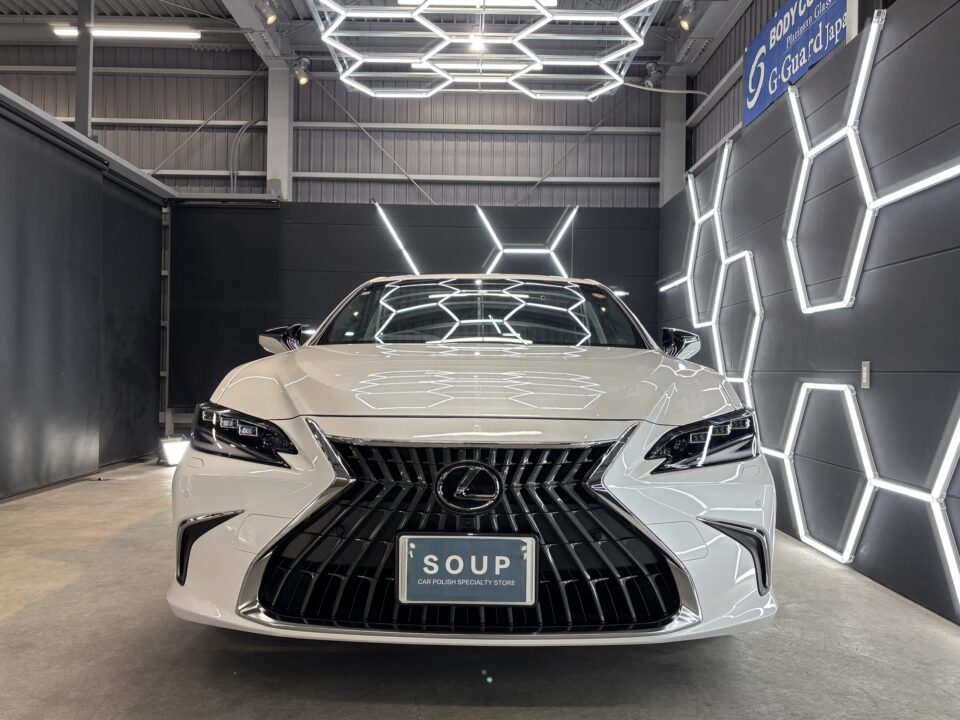 徳島県阿南市よりご来店いただいたレクサス AXZH11 ES300hへ、徳島県三好市のカーコーティング専門店SOUPによるSystemX MAXセラミックコーティング・SystemX WHEELホイールコーティング・レザーシートコーティングの施工が完了しました。細部洗浄・軽研磨・ガスプライマー・スプレーガン施工・手塗り施工・遠赤外線乾燥まで一切妥協のない施工工程により、圧倒的な艶・優れた撥水性能・高い耐久性・防汚性能を兼ね備えた高品質なセラミックコーティングへ仕上がりました。ボディ・ホイール・インテリアまでトータルで保護し、レクサス本来の美しさを長期間維持します。
