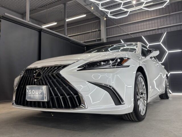徳島県阿南市よりご来店いただいたレクサス AXZH11 ES300hへ、徳島県三好市のカーコーティング専門店SOUPによるSystemX MAXセラミックコーティング・SystemX WHEELホイールコーティング・レザーシートコーティングの施工が完了しました。細部洗浄・軽研磨・ガスプライマー・スプレーガン施工・手塗り施工・遠赤外線乾燥まで一切妥協のない施工工程により、圧倒的な艶・優れた撥水性能・高い耐久性・防汚性能を兼ね備えた高品質なセラミックコーティングへ仕上がりました。ボディ・ホイール・インテリアまでトータルで保護し、レクサス本来の美しさを長期間維持します。
