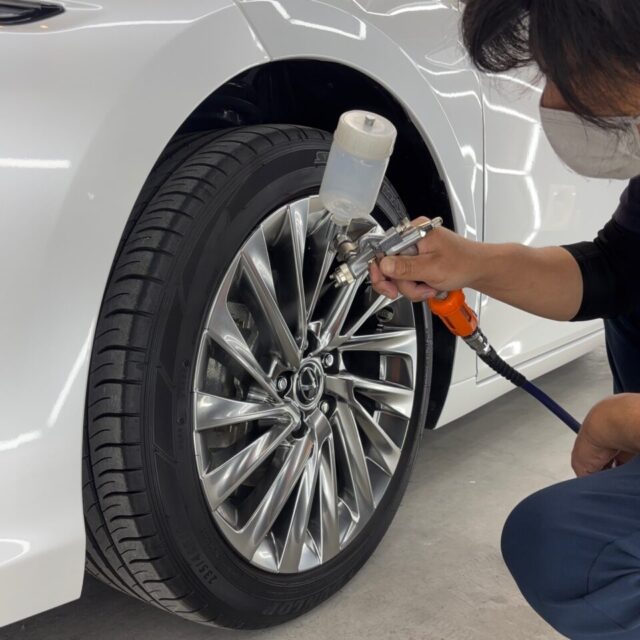 徳島県阿南市よりご来店いただいたレクサス AXZH11 ES300hへ、徳島県三好市のカーコーティング専門店SOUPがSystemX WHEELホイールコーティングを施工しました。高温環境にさらされるホイールへ強固なセラミック被膜を形成し、ブレーキダストや汚れの固着を抑制。優れた耐熱性・耐薬品性能・防汚性能を発揮し、美しい足元を長期間維持します。