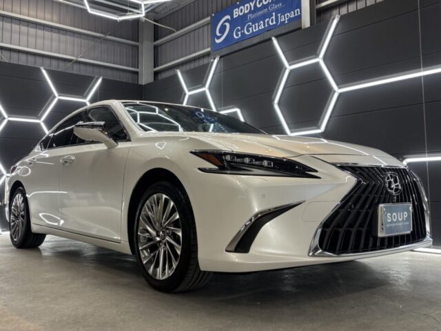 徳島県阿南市よりご来店いただいたレクサス AXZH11 ES300hへ、徳島県三好市のカーコーティング専門店SOUPによるSystemX MAXセラミックコーティング・SystemX WHEELホイールコーティング・レザーシートコーティングの施工が完了しました。細部洗浄・軽研磨・ガスプライマー・スプレーガン施工・手塗り施工・遠赤外線乾燥まで一切妥協のない施工工程により、圧倒的な艶・優れた撥水性能・高い耐久性・防汚性能を兼ね備えた高品質なセラミックコーティングへ仕上がりました。ボディ・ホイール・インテリアまでトータルで保護し、レクサス本来の美しさを長期間維持します。