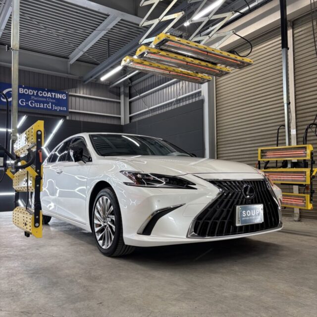 徳島県阿南市よりご来店いただいたレクサス AXZH11 ES300hへ、徳島県三好市のカーコーティング専門店SOUPが遠赤外線ヒーターによる加熱乾燥を実施しました。SystemX MAXセラミックコーティングを最適な温度で硬化促進することで、セラミック被膜の性能を最大限まで引き出し、耐久性・撥水性能・防汚性能・耐薬品性能・保護性能をさらに向上させます。