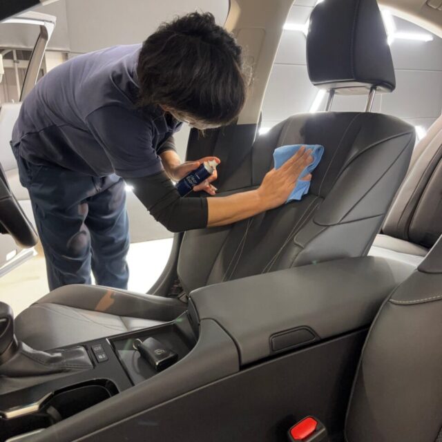 徳島県阿南市よりご来店いただいたレクサス AXZH11 ES300hへ、徳島県三好市のカーコーティング専門店SOUPがレザーシートコーティングを施工しました。レザー表面へ透明な保護被膜を形成し、摩耗・擦れ・色移り・汚れ・紫外線による劣化からシートを保護します。レザー本来の質感や柔らかな手触りを維持しながら、美しいインテリアを長期間保ちます。