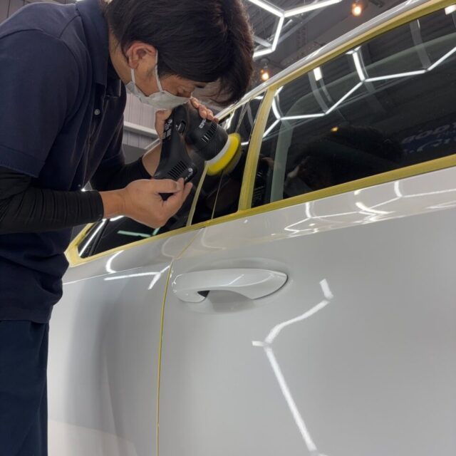 徳島県阿南市よりご来店いただいたレクサス AXZH11 ES300hへ、徳島県三好市のカーコーティング専門店SOUPが専用ポリッシャーによる軽研磨を施工しました。塗装面の微細な洗車キズやくすみを丁寧に整え、レクサス特有の深い艶と透明感、美しい映り込みを最大限に引き出します。SystemX MAXセラミックコーティングの性能を最大限に発揮させる重要な下地処理工程です。
