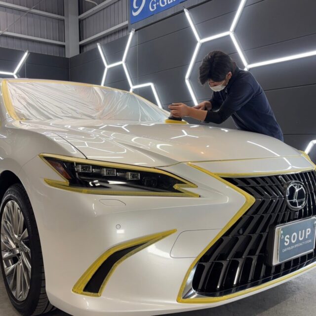 徳島県阿南市よりご来店いただいたレクサス AXZH11 ES300hへ、徳島県三好市のカーコーティング専門店SOUPが専用ポリッシャーによる軽研磨を施工しました。塗装面の微細な洗車キズやくすみを丁寧に整え、レクサス特有の深い艶と透明感、美しい映り込みを最大限に引き出します。SystemX MAXセラミックコーティングの性能を最大限に発揮させる重要な下地処理工程です。