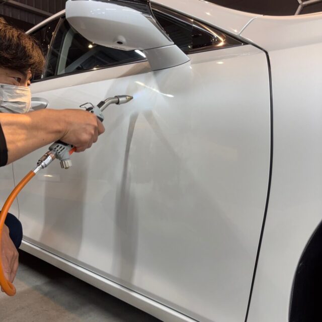 徳島県阿南市よりご来店いただいたレクサス AXZH11 ES300hへ、徳島県三好市のカーコーティング専門店SOUPがSystemX専用ガスプライマーを施工しました。塗装表面を活性化させることで、SystemX MAXセラミックコーティングとの化学結合を強化し、高い密着性・耐久性・耐薬品性能を実現。専門店ならではの高品質な施工を支える重要な下地処理です。