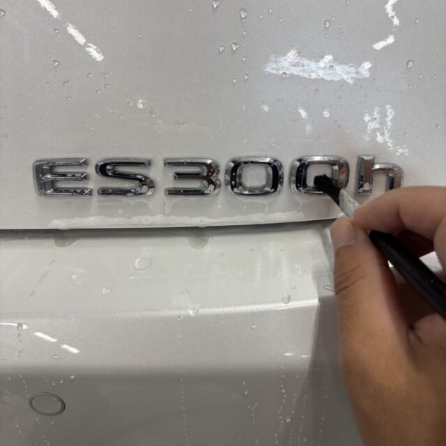 徳島県阿南市よりご来店いただいたレクサス AXZH11 ES300hへ、徳島県三好市のカーコーティング専門店SOUPが純水を使用した細部洗浄・下地処理を実施しました。ボディやエンブレム周辺、ドアヒンジ、グリル、モールの隙間まで徹底的に洗浄し、汚れ・油分・不純物を除去。SystemX MAXセラミックコーティングの密着性と耐久性を最大限に引き出すため、最適な塗装コンディションへ整えます。