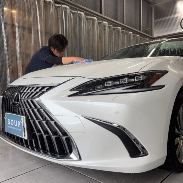 徳島県阿南市よりご来店いただいたレクサス AXZH11 ES300hへ、徳島県三好市のカーコーティング専門店SOUPが純水を使用した細部洗浄・下地処理を実施しました。ボディやエンブレム周辺、ドアヒンジ、グリル、モールの隙間まで徹底的に洗浄し、汚れ・油分・不純物を除去。SystemX MAXセラミックコーティングの密着性と耐久性を最大限に引き出すため、最適な塗装コンディションへ整えます。