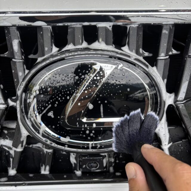 徳島県阿南市よりご来店いただいたレクサス AXZH11 ES300hへ、徳島県三好市のカーコーティング専門店SOUPが純水を使用した細部洗浄・下地処理を実施しました。ボディやエンブレム周辺、ドアヒンジ、グリル、モールの隙間まで徹底的に洗浄し、汚れ・油分・不純物を除去。SystemX MAXセラミックコーティングの密着性と耐久性を最大限に引き出すため、最適な塗装コンディションへ整えます。