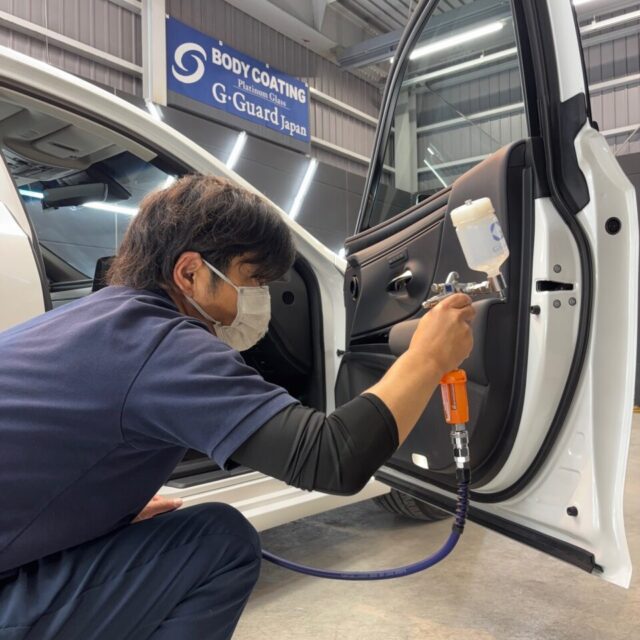 徳島県阿南市よりご来店いただいたレクサス AXZH11 ES300hへ、徳島県三好市のカーコーティング専門店SOUPがSystemX MAXセラミックコーティングをスプレーガン施工しました。複雑なボディ形状や細部まで均一でムラのない高密度セラミック被膜を形成し、優れた撥水性能・防汚性能・耐薬品性能・耐スクラッチ性能・長期耐久性を実現します。