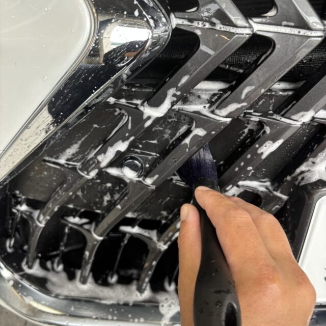 徳島県阿南市よりご来店いただいたレクサス AXZH11 ES300hへ、徳島県三好市のカーコーティング専門店SOUPが純水を使用した細部洗浄・下地処理を実施しました。ボディやエンブレム周辺、ドアヒンジ、グリル、モールの隙間まで徹底的に洗浄し、汚れ・油分・不純物を除去。SystemX MAXセラミックコーティングの密着性と耐久性を最大限に引き出すため、最適な塗装コンディションへ整えます。