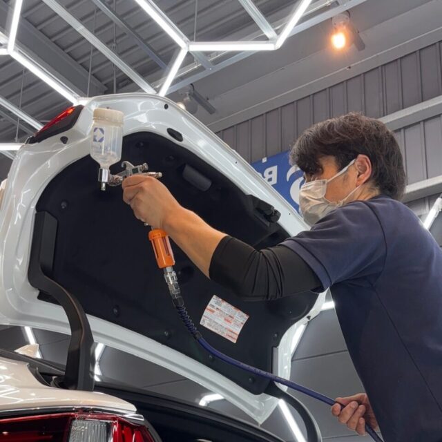 徳島県阿南市よりご来店いただいたレクサス AXZH11 ES300hへ、徳島県三好市のカーコーティング専門店SOUPがSystemX MAXセラミックコーティングをスプレーガン施工しました。複雑なボディ形状や細部まで均一でムラのない高密度セラミック被膜を形成し、優れた撥水性能・防汚性能・耐薬品性能・耐スクラッチ性能・長期耐久性を実現します。
