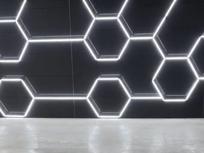 SOUPのHEXaED施工照明 - 徳島のガラスコーティング・セラミックコーティング専門店 スープ SOUPの施工スペースに設置された六角形のHEXaED LEDバーライト