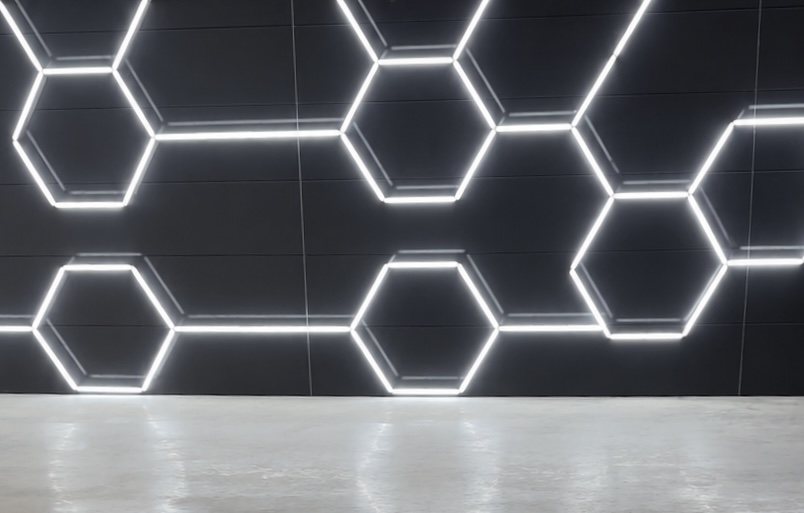 SOUPの施工スペースに設置された六角形のHEXaED LEDバーライト