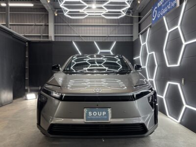 徳島県三好市のカーコーティング専門店SOUPによる、新車トヨタ bZ4X（XEAM11）へのSystemX PROセラミックコーティングとSystemX Glassウィンドウ撥水コーティング（全面ガラス施工）が完了。徳島県名西郡よりご来店いただき、純水による細部洗浄・下地処理、ボディ軽研磨、ガスプライマー、SystemX PRO施工、SystemX Glass全面施工、遠赤外線乾燥、最終仕上げまで、一つひとつの工程を丁寧に実施しました。徳島県三好市を拠点とするカーコーティング専門店SOUPが、新車bZ4Xの美しいボディとガラスを高品質なコーティングでトータルに保護します。