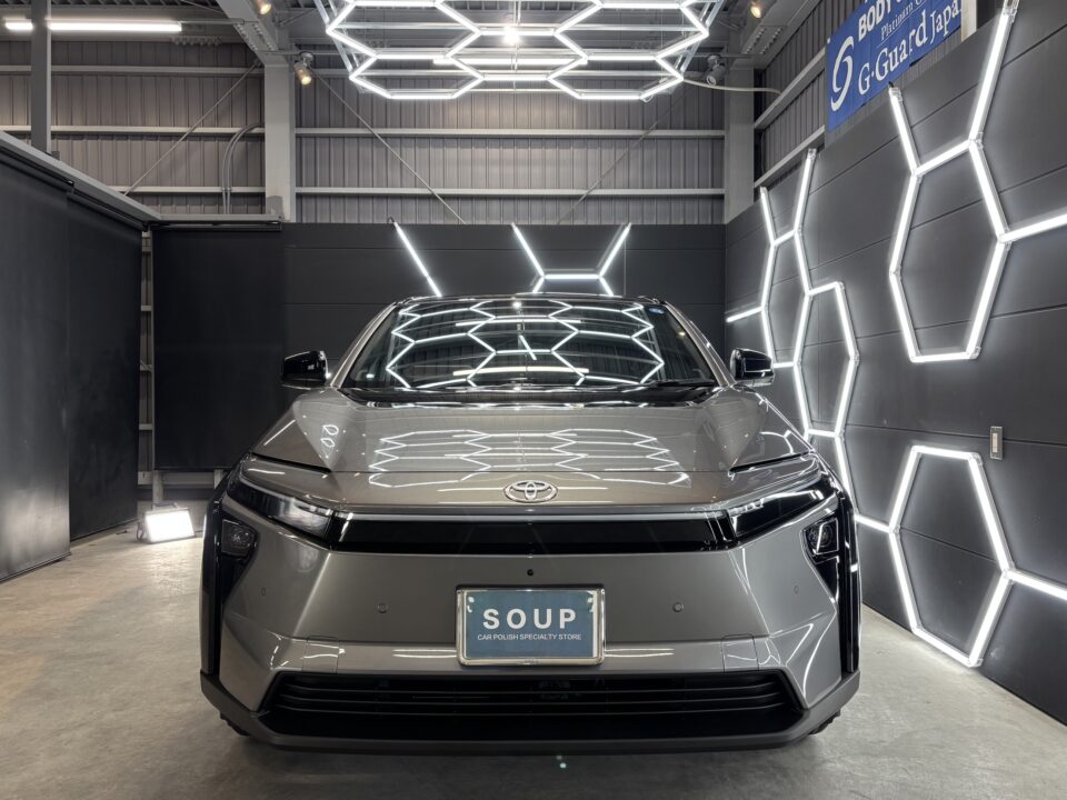 徳島県三好市のカーコーティング専門店SOUPによる、新車トヨタ bZ4X(XEAM11)へのSystemX PROセラミックコーティングとSystemX Glassウィンドウ撥水コーティング(全面ガラス施工)が完了。徳島県名西郡よりご来店いただき、純水による細部洗浄・下地処理、ボディ軽研磨、ガスプライマー、SystemX PRO施工、SystemX Glass全面施工、遠赤外線乾燥、最終仕上げまで、一つひとつの工程を丁寧に実施しました。徳島県三好市を拠点とするカーコーティング専門店SOUPが、新車bZ4Xの美しいボディとガラスを高品質なコーティングでトータルに保護します。