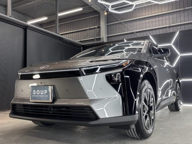 徳島県三好市のカーコーティング専門店SOUPによる、新車トヨタ bZ4X(XEAM11)へのSystemX PROセラミックコーティングとSystemX Glassウィンドウ撥水コーティング(全面ガラス施工)が完了。徳島県名西郡よりご来店いただき、純水による細部洗浄・下地処理、ボディ軽研磨、ガスプライマー、SystemX PRO施工、SystemX Glass全面施工、遠赤外線乾燥、最終仕上げまで、一つひとつの工程を丁寧に実施しました。徳島県三好市を拠点とするカーコーティング専門店SOUPが、新車bZ4Xの美しいボディとガラスを高品質なコーティングでトータルに保護します。