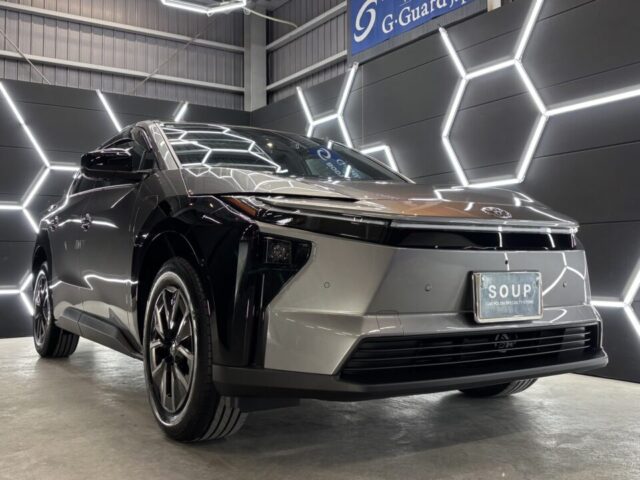 徳島県三好市のカーコーティング専門店SOUPによる、新車トヨタ bZ4X(XEAM11)へのSystemX PROセラミックコーティングとSystemX Glassウィンドウ撥水コーティング(全面ガラス施工)が完了。徳島県名西郡よりご来店いただき、純水による細部洗浄・下地処理、ボディ軽研磨、ガスプライマー、SystemX PRO施工、SystemX Glass全面施工、遠赤外線乾燥、最終仕上げまで、一つひとつの工程を丁寧に実施しました。徳島県三好市を拠点とするカーコーティング専門店SOUPが、新車bZ4Xの美しいボディとガラスを高品質なコーティングでトータルに保護します。