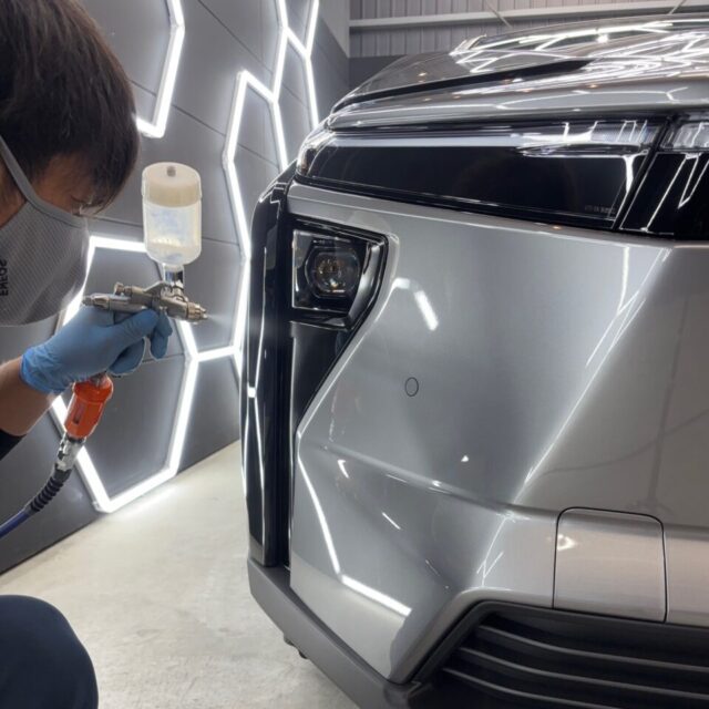 徳島県三好市のカーコーティング専門店SOUPが、新車トヨタ bZ4X(XEAM11)へSystemX PROセラミックコーティングを細部まで丁寧に施工。ボディの複雑な形状やパーツの状態を確認しながら、施工ムラが生じないよう均一なコーティング被膜を形成します。bZ4Xのボディが持つ艶と透明感を引き立て、新車の美しい外観を保護します。