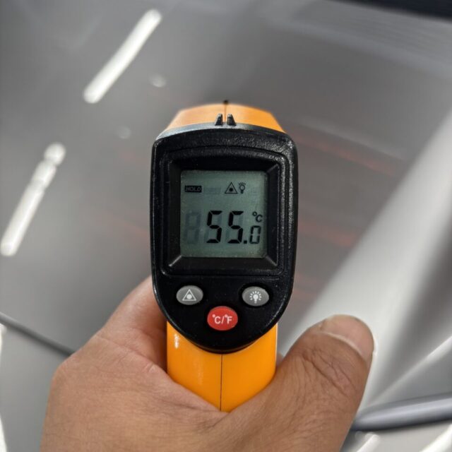 徳島県三好市のカーコーティング専門店SOUPが、新車トヨタ bZ4X(XEAM11)へSystemX PROセラミックコーティングを施工後、専門設備による遠赤外線乾燥を実施。温度を適切に管理しながらコーティング被膜の硬化を促進し、施工後の被膜性能を安定させます。専門店ならではの施工環境を整え、SystemX PRO本来の美しい艶と保護性能を引き出します。