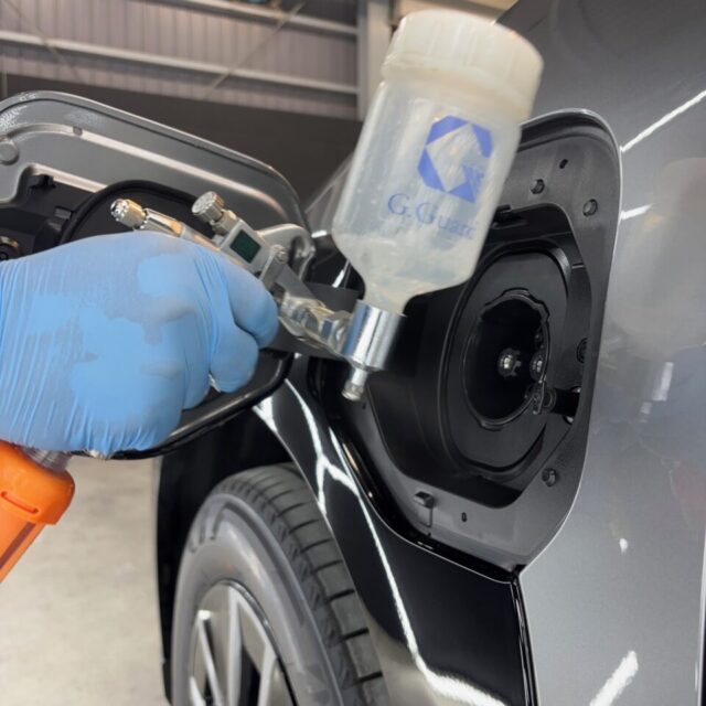 徳島県三好市のカーコーティング専門店SOUPが、新車トヨタ bZ4X(XEAM11)へSystemX PROセラミックコーティングを細部まで丁寧に施工。ボディの複雑な形状やパーツの状態を確認しながら、施工ムラが生じないよう均一なコーティング被膜を形成します。bZ4Xのボディが持つ艶と透明感を引き立て、新車の美しい外観を保護します。