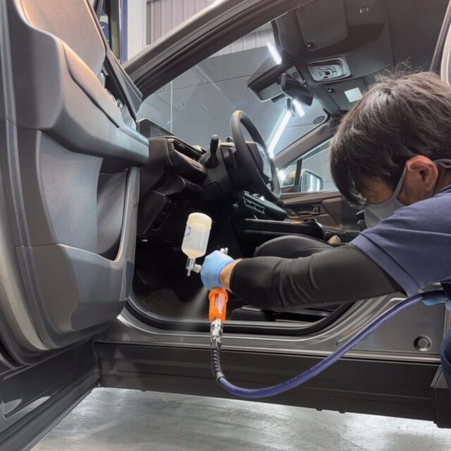 徳島県三好市のカーコーティング専門店SOUPが、新車トヨタ bZ4X(XEAM11)へSystemX PROセラミックコーティングを細部まで丁寧に施工。ボディの複雑な形状やパーツの状態を確認しながら、施工ムラが生じないよう均一なコーティング被膜を形成します。bZ4Xのボディが持つ艶と透明感を引き立て、新車の美しい外観を保護します。