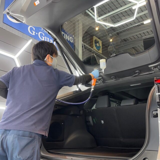 徳島県三好市のカーコーティング専門店SOUPが、新車トヨタ bZ4X(XEAM11)へSystemX PROセラミックコーティングを細部まで丁寧に施工。ボディの複雑な形状やパーツの状態を確認しながら、施工ムラが生じないよう均一なコーティング被膜を形成します。bZ4Xのボディが持つ艶と透明感を引き立て、新車の美しい外観を保護します。