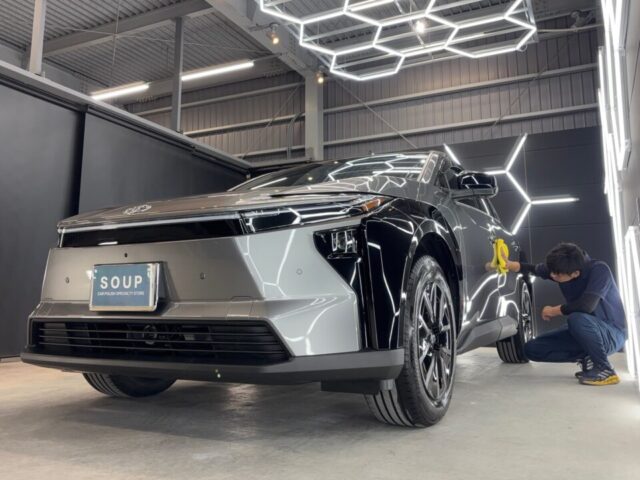 徳島県三好市のカーコーティング専門店SOUPによる、新車トヨタ bZ4X(XEAM11)へのSystemX PROセラミックコーティングとSystemX Glassウィンドウ撥水コーティング(全面ガラス施工)が完了。徳島県名西郡よりご来店いただき、純水による細部洗浄・下地処理、ボディ軽研磨、ガスプライマー、SystemX PRO施工、SystemX Glass全面施工、遠赤外線乾燥、最終仕上げまで、一つひとつの工程を丁寧に実施しました。徳島県三好市を拠点とするカーコーティング専門店SOUPが、新車bZ4Xの美しいボディとガラスを高品質なコーティングでトータルに保護します。