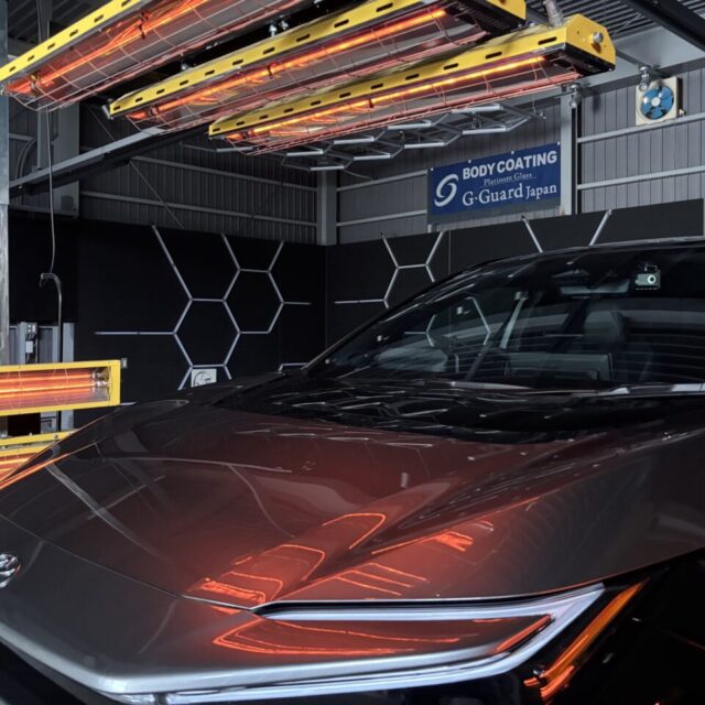 徳島県三好市のカーコーティング専門店SOUPが、新車トヨタ bZ4X(XEAM11)へSystemX PROセラミックコーティングを施工後、専門設備による遠赤外線乾燥を実施。温度を適切に管理しながらコーティング被膜の硬化を促進し、施工後の被膜性能を安定させます。専門店ならではの施工環境を整え、SystemX PRO本来の美しい艶と保護性能を引き出します。