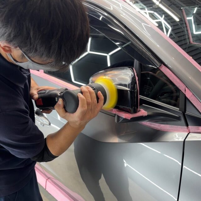 徳島県三好市のカーコーティング専門店SOUPが、徳島県名西郡よりご来店の新車トヨタ bZ4X(XEAM11)へボディ軽研磨を実施。専用ポリッシャーを使用し、新車塗装の状態を確認しながら塗装面を丁寧に整え、微細な汚れやくすみを除去します。塗装本来の艶と透明感を引き出し、SystemX PROセラミックコーティングの仕上がりを高める重要な下地処理工程です。