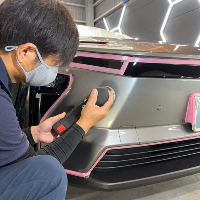 徳島県三好市のカーコーティング専門店SOUPが、徳島県名西郡よりご来店の新車トヨタ bZ4X(XEAM11)へボディ軽研磨を実施。専用ポリッシャーを使用し、新車塗装の状態を確認しながら塗装面を丁寧に整え、微細な汚れやくすみを除去します。塗装本来の艶と透明感を引き出し、SystemX PROセラミックコーティングの仕上がりを高める重要な下地処理工程です。