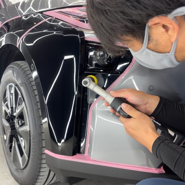 徳島県三好市のカーコーティング専門店SOUPが、徳島県名西郡よりご来店の新車トヨタ bZ4X(XEAM11)へボディ軽研磨を実施。専用ポリッシャーを使用し、新車塗装の状態を確認しながら塗装面を丁寧に整え、微細な汚れやくすみを除去します。塗装本来の艶と透明感を引き出し、SystemX PROセラミックコーティングの仕上がりを高める重要な下地処理工程です。