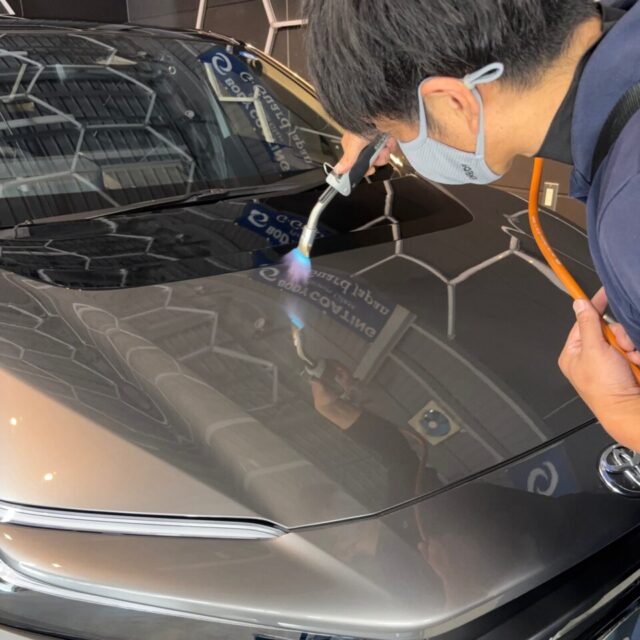 徳島県三好市のカーコーティング専門店SOUPが、新車トヨタ bZ4X(XEAM11)へSystemX専用ガスプライマーを施工。徳島県名西郡よりご来店いただいた愛車の塗装面をコーティング施工に適した状態へ整え、SystemX PROセラミックコーティングの密着性を高めるための下地を形成します。高品質なセラミックコーティングの性能を引き出すために重要な前処理工程です。