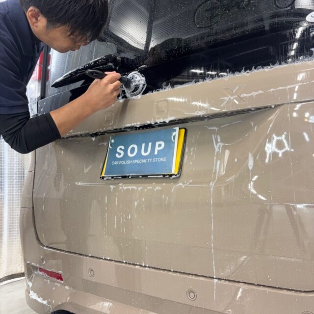 徳島県三好市のカーコーティング専門店SOUPへご来店いただいた新車のニッサン ルークス（BB1A）に、純水を使用した細部洗浄と下地処理を実施。ボディ表面はもちろん、エンブレム周辺やグリル、ドアヒンジ、モールなどの細部まで丁寧に洗浄し、汚れや油分、不純物を除去。SystemX PROセラミックコーティングの密着性と性能を最大限に引き出すため、塗装面を適切なコンディションへ整えます。