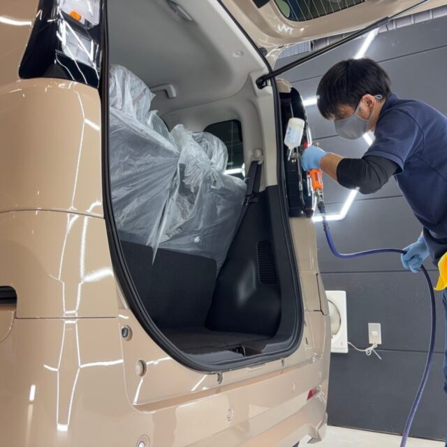徳島県三好市のカーコーティング専門店SOUPが、新車のニッサン ルークス（BB1A）へSystemX PROセラミックコーティングを細部まで丁寧に施工。ボディの複雑な形状や細かなパーツまで状態を確認しながら施工することで、均一な仕上がりを目指します。ルークスのボディカラーが持つ艶と透明感をさらに引き立て、新車の美しさを保護します。