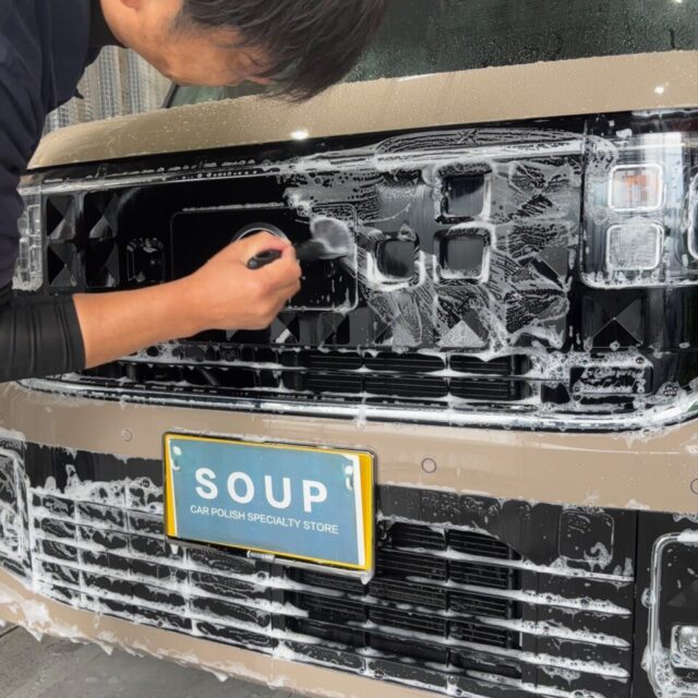 徳島県三好市のカーコーティング専門店SOUPへご来店いただいた新車のニッサン ルークス（BB1A）に、純水を使用した細部洗浄と下地処理を実施。ボディ表面はもちろん、エンブレム周辺やグリル、ドアヒンジ、モールなどの細部まで丁寧に洗浄し、汚れや油分、不純物を除去。SystemX PROセラミックコーティングの密着性と性能を最大限に引き出すため、塗装面を適切なコンディションへ整えます。
